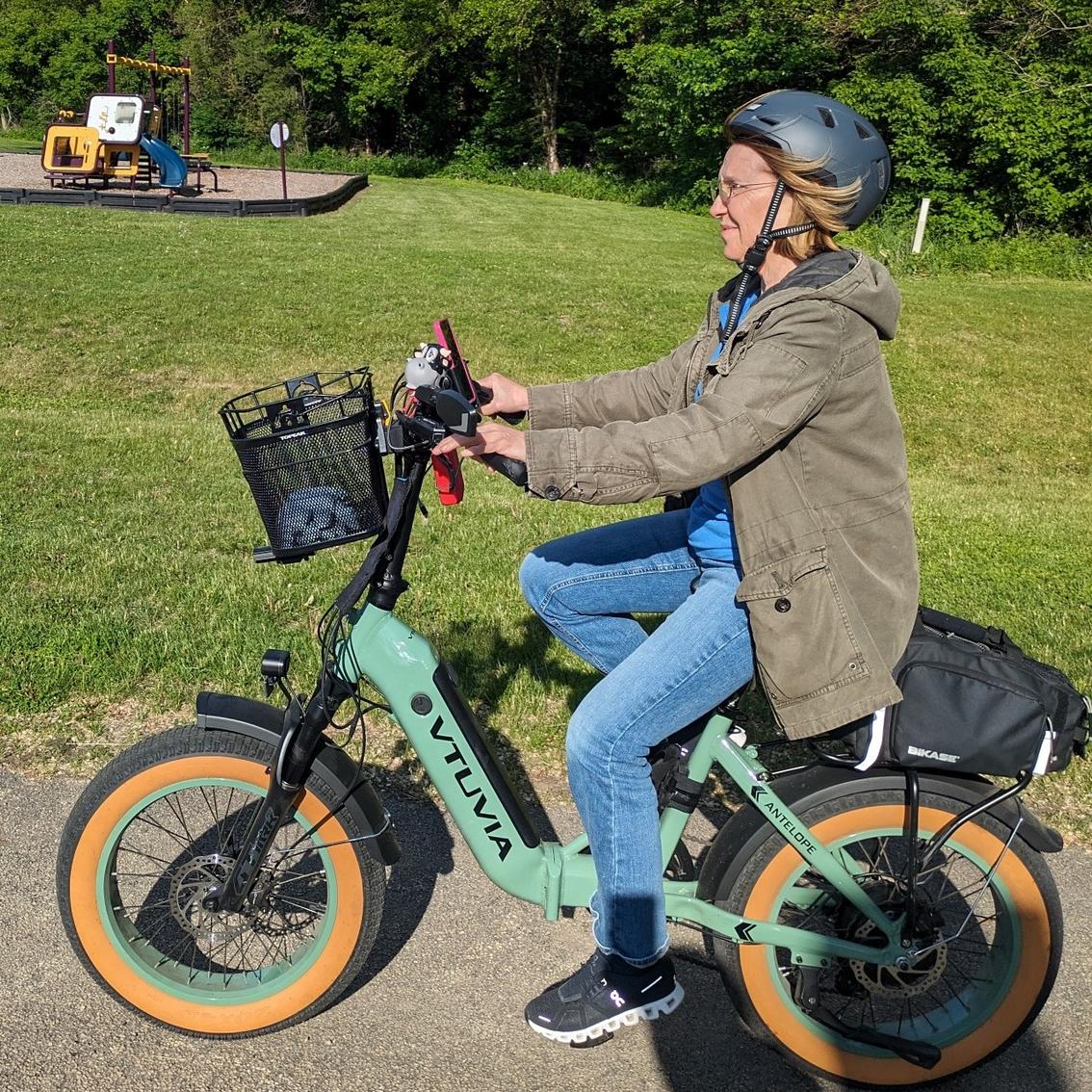 VTUVIA SX20 folding step-through e-bike with front basket, comfortable for seniors and daily commuting