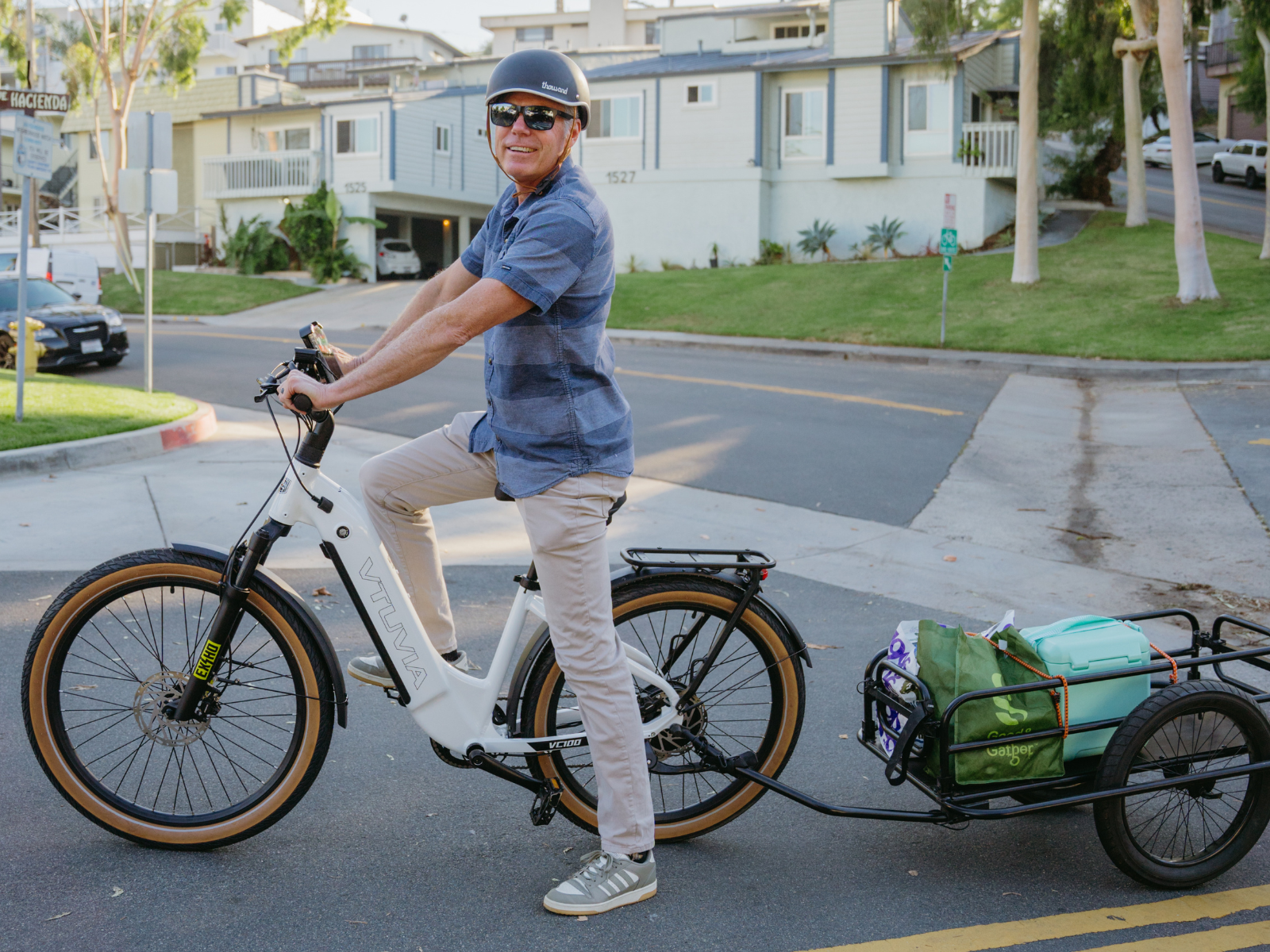Senior Electric Bike Rider With Trailer | VTUVIA Affordable Ebike