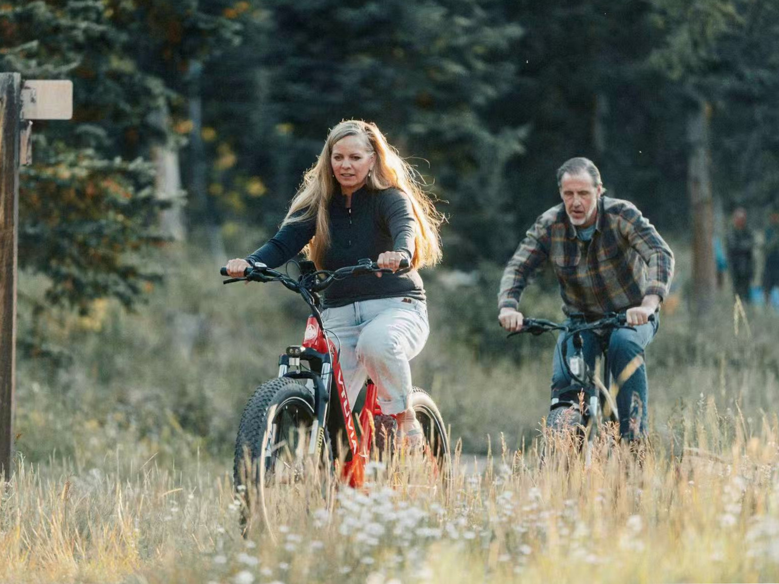 Senior Couple Riding Ebikes Outdoors ｜ VTUVIA EBIKE